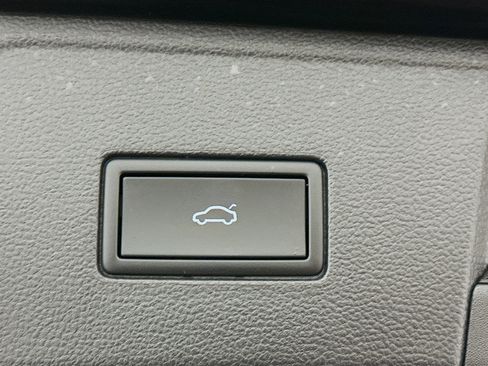 Used 2025 Volkswagen Atlas SE image 32