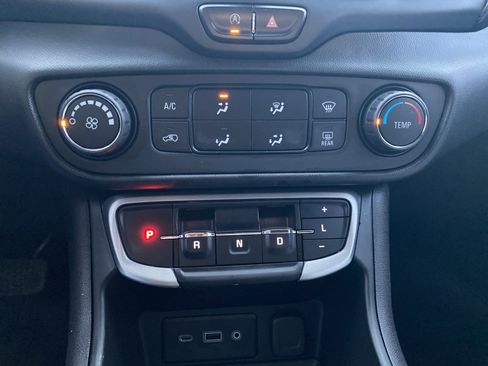 Used 2022 GMC Terrain SLE w/ Elevation Edition image 31