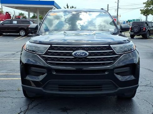 Used 2023 Ford Explorer XLT AWD/4WD image 2