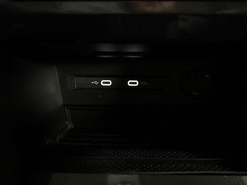 Certified 2025 Volkswagen Taos SE image 28