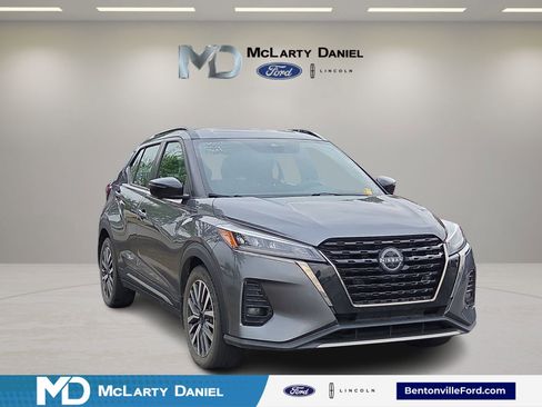 Used 2023 Nissan Kicks SR image 1