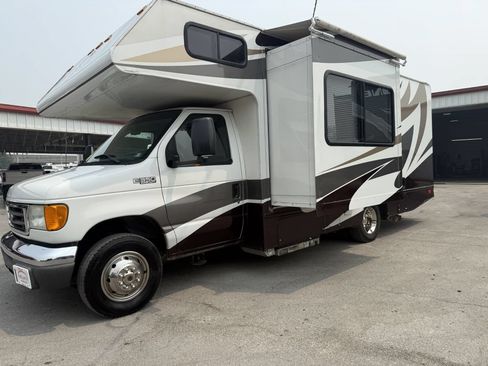 Used 2005 Ford E-350 and Econoline 350 Super Duty RWD image 8