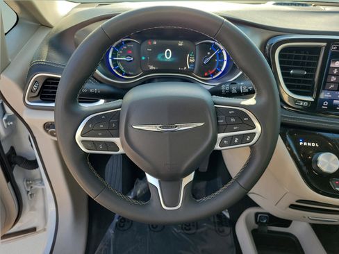 Used 2024 Chrysler Pacifica Select image 20