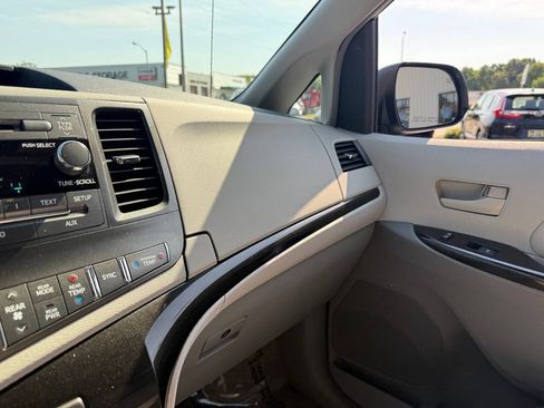 Used 2014 Toyota Sienna LE FWD image 61