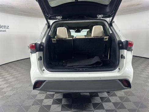 Used 2021 Toyota Highlander Platinum image 18
