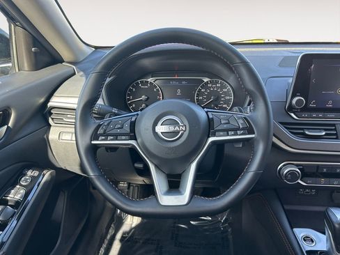 Used 2025 Nissan Altima 2.5 SR FWD image 19