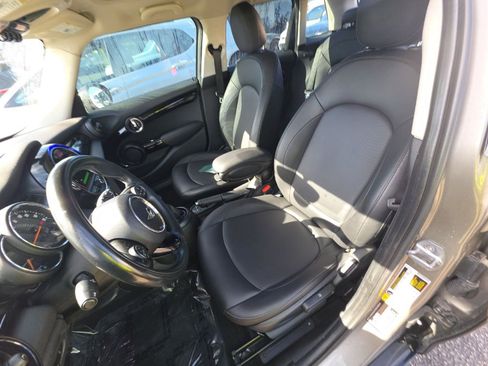 Used 2019 MINI Cooper 4-Door Hardtop image 3