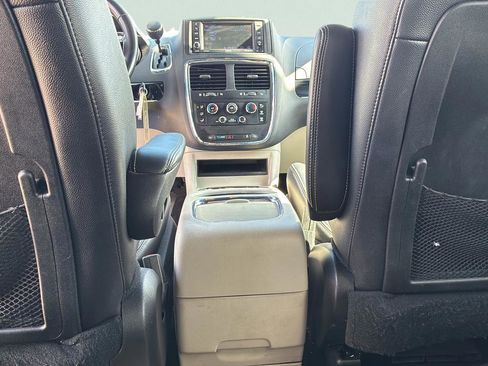 Used 2018 Dodge Grand Caravan SXT FWD image 17