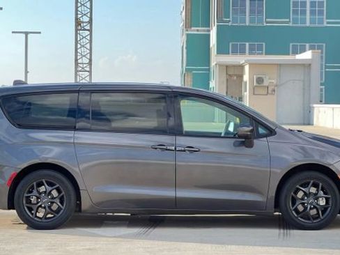 Used 2018 Chrysler Pacifica Touring Plus w/ S Appearance Package image 6