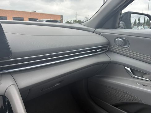 Used 2025 Hyundai Elantra SEL image 36