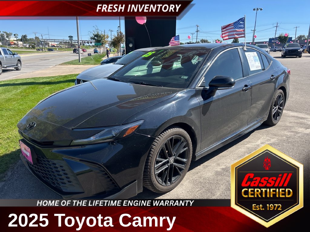 Used 2025 Toyota Camry SE FWD image 1