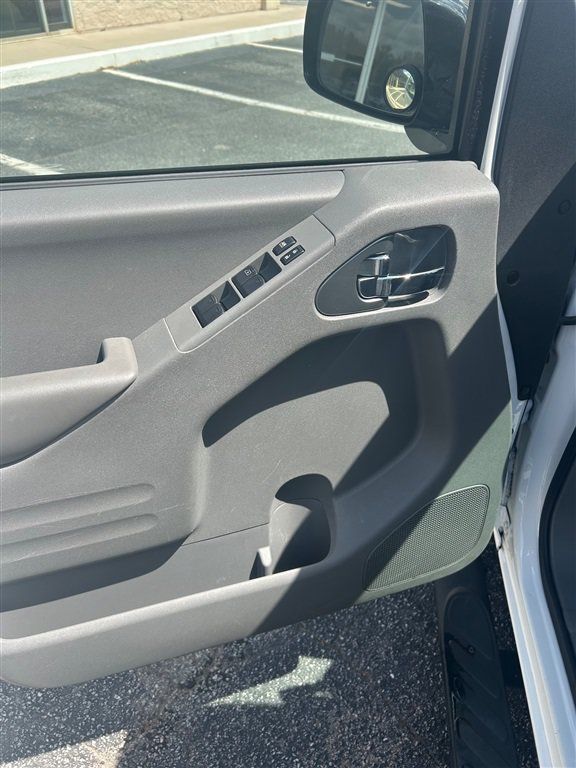 Used 2021 Nissan Frontier SV w/ Midnight Edition Floor Mats RWD image 14