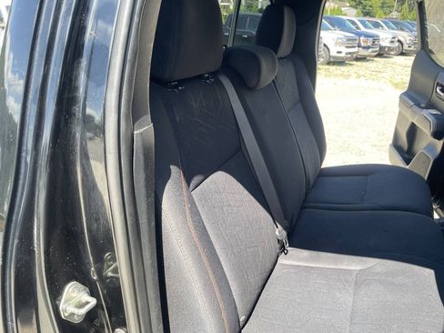 Used 2017 Toyota Tacoma TRD Off-Road w/ Premium & Technology Package AWD/4WD image 30