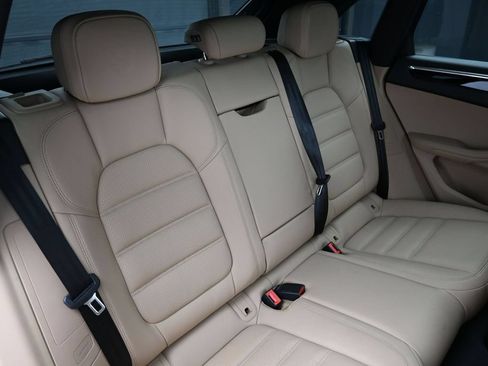 Certified 2025 Porsche Macan AWD/4WD image 27