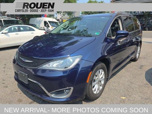 Used 2018 Chrysler Pacifica Touring-L FWD image 1