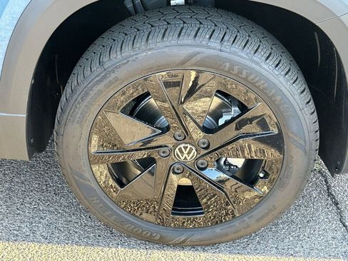 New 2026 Volkswagen Taos SE image 6