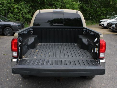 Used 2017 Toyota Tacoma TRD Off-Road w/ Tow Package (A/T) AWD/4WD image 7