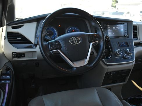 Used 2020 Toyota Sienna XLE Premium image 21