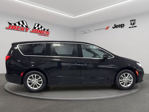 New 2026 Chrysler Pacifica Select image 11