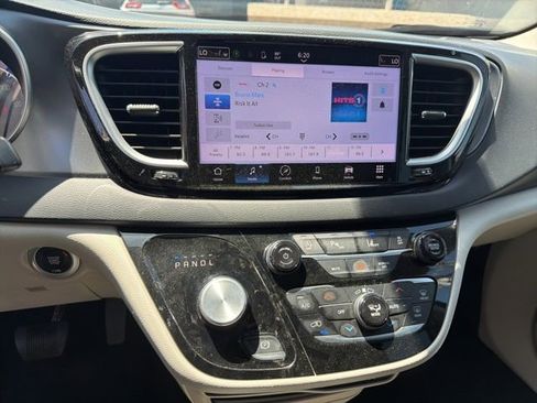 Used 2023 Chrysler Pacifica Touring-L FWD image 14