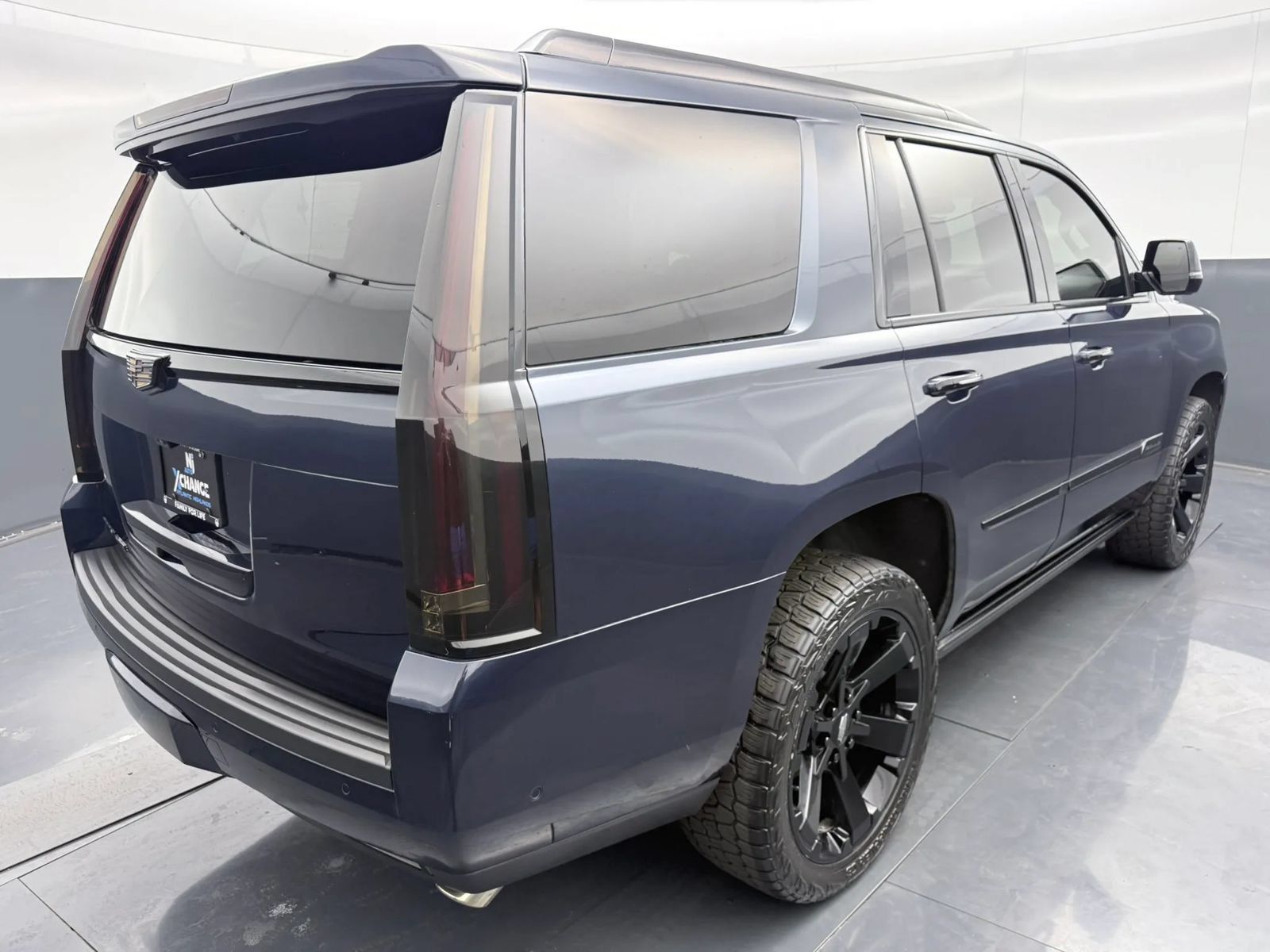 Used 2018 Cadillac Escalade Premium Luxury AWD/4WD image 7
