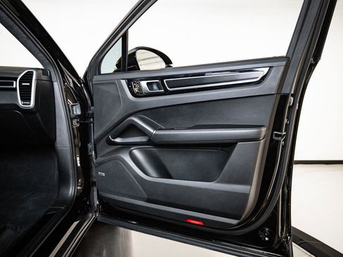 Certified 2021 Porsche Cayenne GTS AWD/4WD image 24