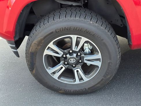 Used 2019 Toyota Tacoma TRD Sport w/ Technology Package AWD/4WD image 18