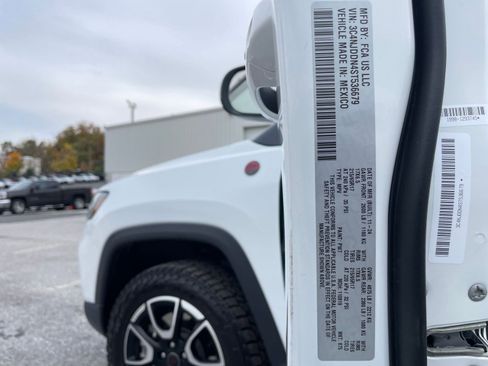 Used 2025 Jeep Compass Trailhawk image 28