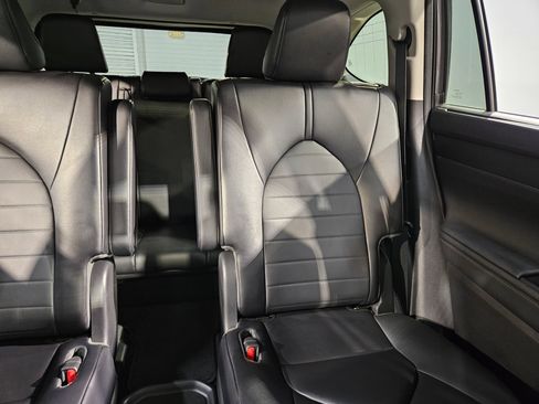 Used 2023 Toyota Highlander XLE AWD/4WD image 14