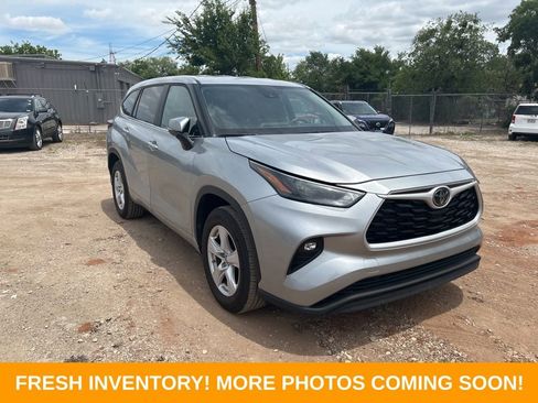 Used 2025 Toyota Highlander LE FWD image 1