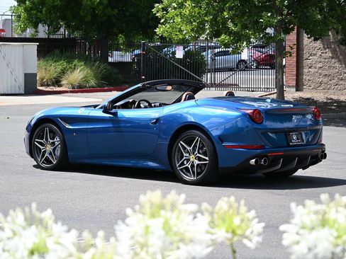 Used 2015 Ferrari California T RWD image 21