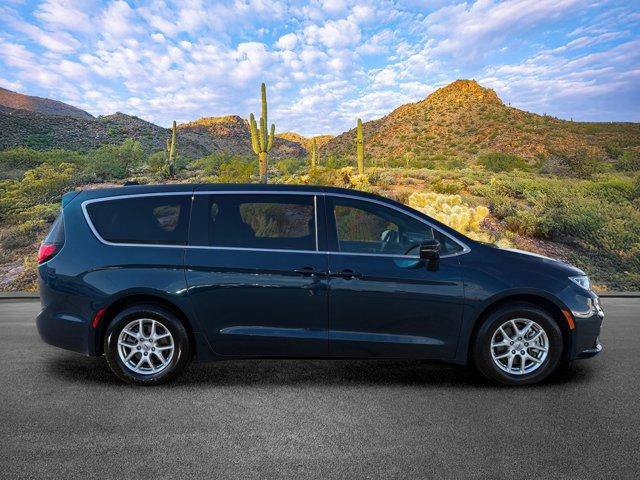 Used 2025 Chrysler Pacifica Select FWD image 3