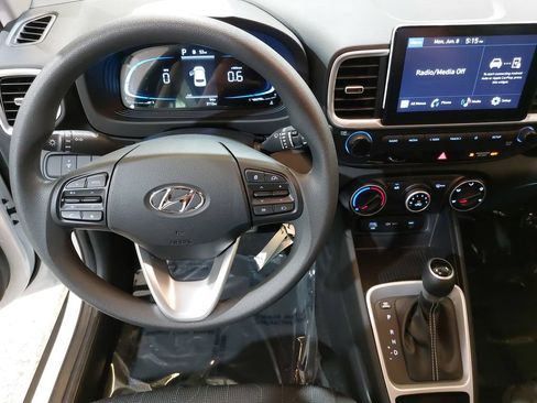 Certified 2025 Hyundai Venue SE FWD image 17