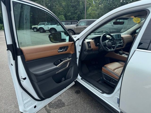 Used 2025 Nissan Pathfinder Platinum FWD image 12