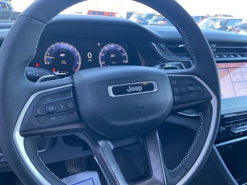 Used 2023 Jeep Grand Cherokee L Limited w/ Black Appearance Package image 27