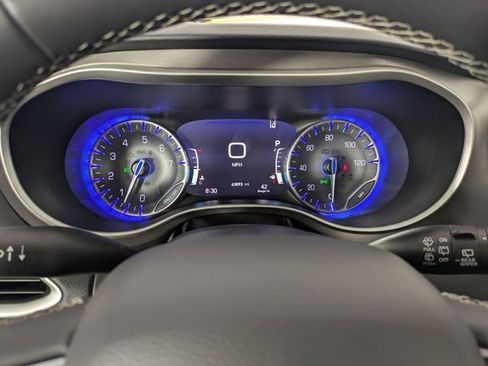 Used 2023 Chrysler Pacifica Touring-L image 15