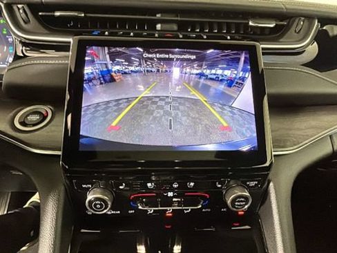 Used 2023 Jeep Grand Cherokee Overland w/ Luxury Tech Group IV AWD/4WD image 23