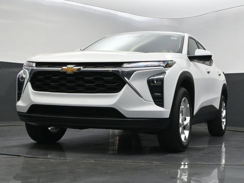 Used 2024 Chevrolet Trax LS w/ LS Convenience Package FWD image 33