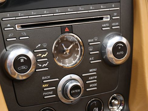 Used 2012 Aston Martin V8 Vantage V8 Convertible 2D image 37