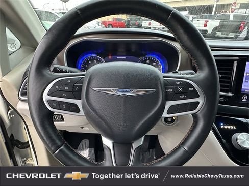 Used 2017 Chrysler Pacifica Touring-L Plus image 12