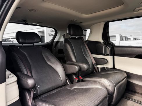 Used 2024 Kia Carnival SX Prestige FWD image 18