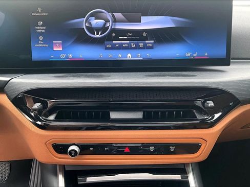 Used 2025 BMW 330i Sedan w/ M Sport Package RWD image 32