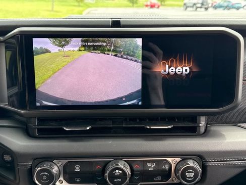 Used 2025 Jeep Wrangler Unlimited Rubicon AWD/4WD image 28