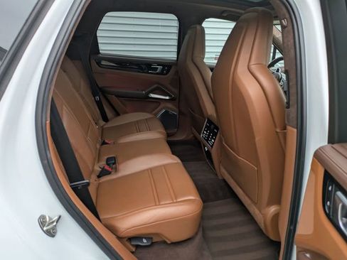Certified 2023 Porsche Cayenne Turbo S AWD/4WD image 33