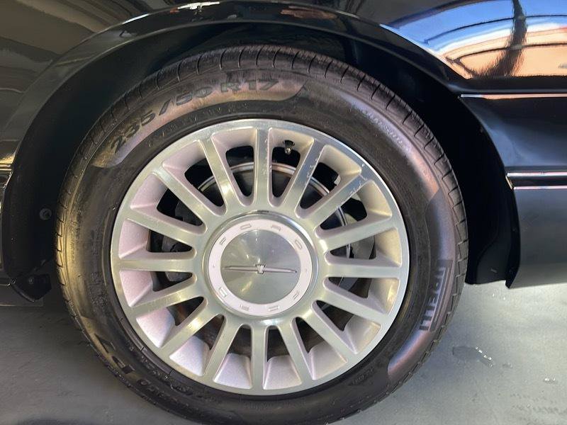 Used 2005 Ford Thunderbird RWD image 17