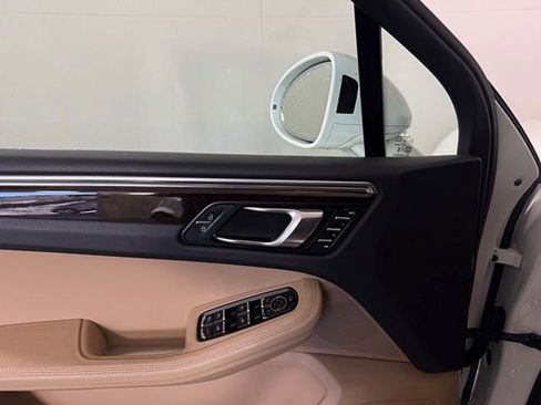 Used 2024 Porsche Macan Base image 25