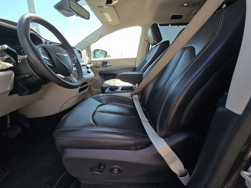 Used 2023 Chrysler Pacifica Touring-L image 3