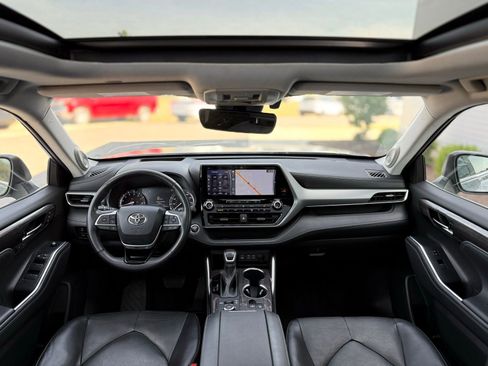 Used 2022 Toyota Highlander Platinum AWD/4WD image 2