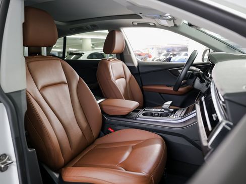 Used 2022 Audi Q8 Premium image 29