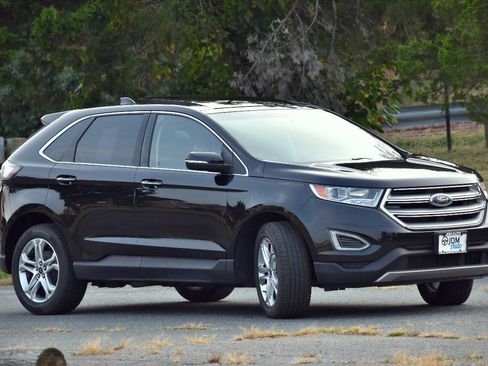 Used 2018 Ford Edge Titanium w/ Equipment Group 301A AWD/4WD image 4